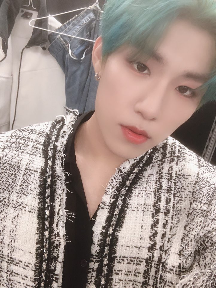 [ #제이슨 ]

Hello! 
Thank you for coming tonight, guys. I really happy today~! 💙