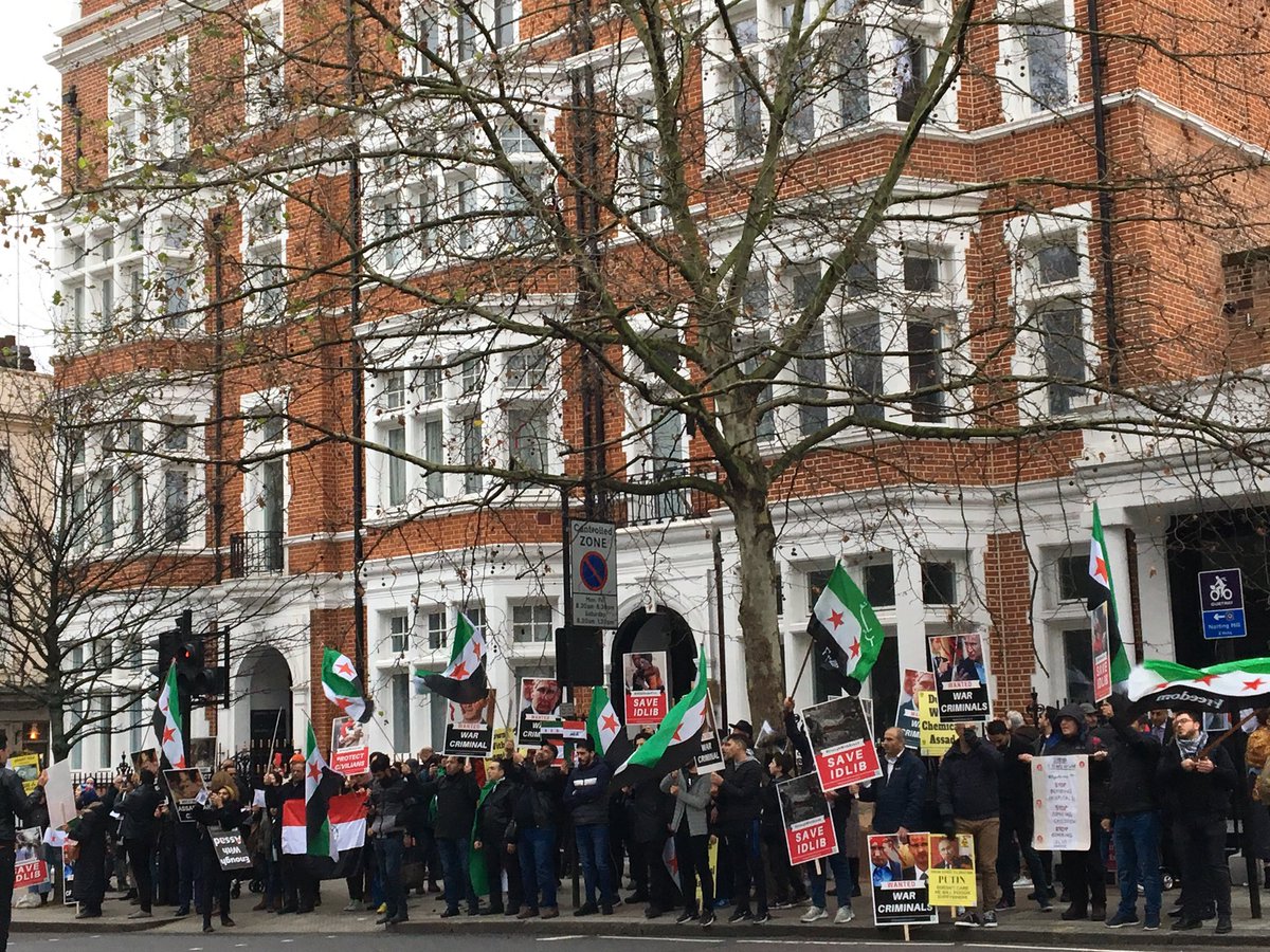 hani_fakhani's tweet photo. Today, standing in solidarity with Idlib, opposite the Russian embassy in London.
#saveidlib https://t.co/ZovHamd8mW