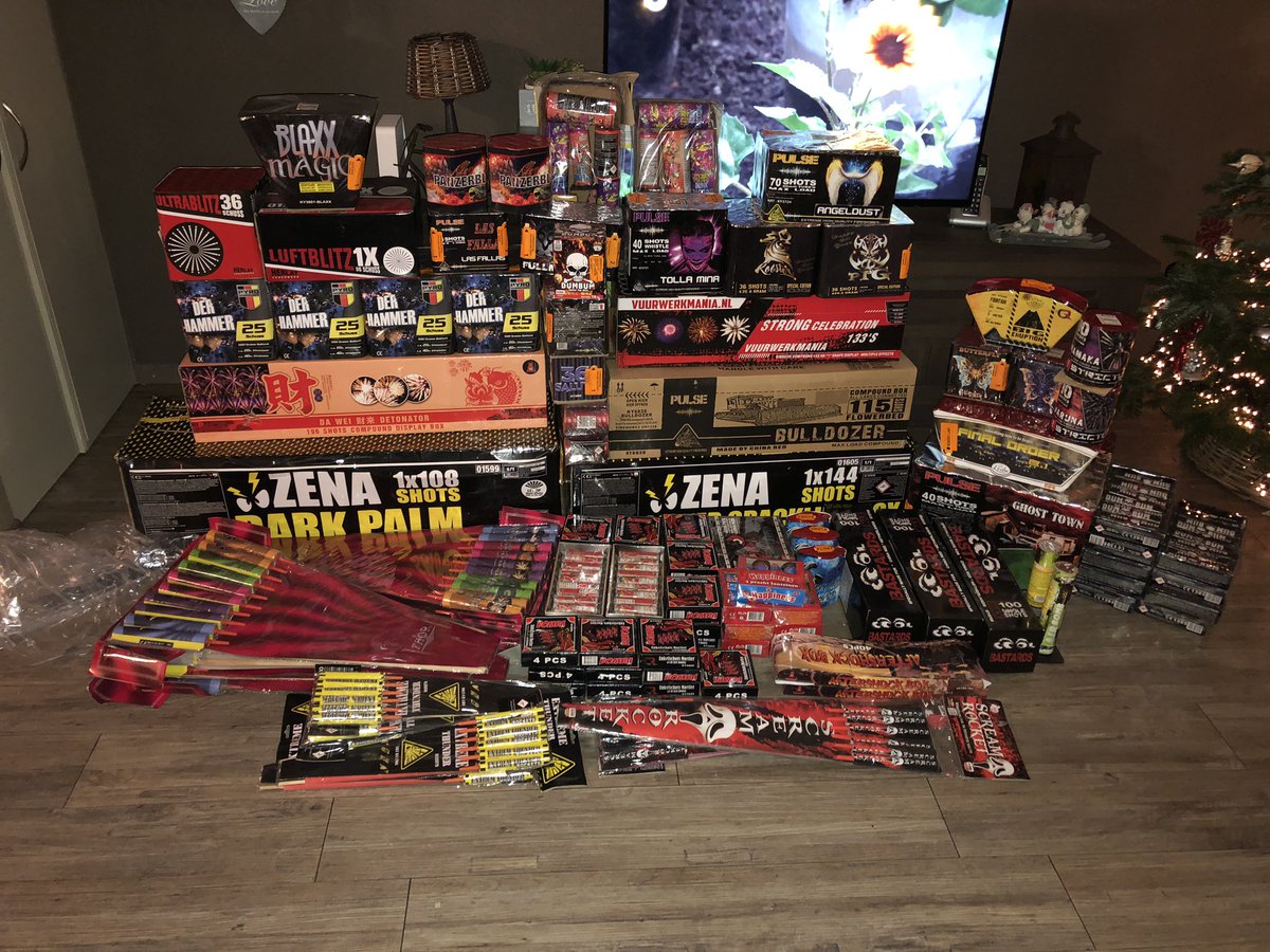 PyroLeiden's tweet image. Dit is onze collectie voor dit jaar. Jouw collectie ook al binnen? Stuur hem op en wij RT’en hem! #vuurwerk #oudennieuw
