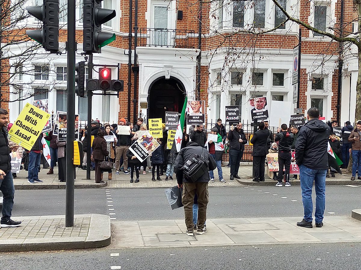 ruamislam's tweet photo. MEDIA:
Protestors arrive outside the Russian Embassy in London for Idlib.
#IdlibisBurning #SaveIdlib https://t.co/R9oGirbUvd