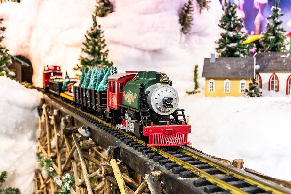 CincyMuseum's tweet photo. Don't forget that we’ll be open till 6 p.m. through January 4! And January 5 is the final day for #HolidayJunction! https://t.co/RvC23pELl7 https://t.co/fAlc0zkkV4