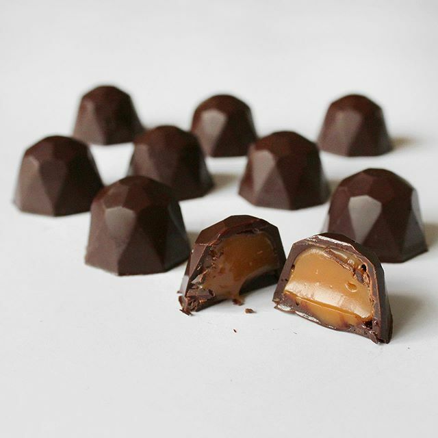 HANDS UP who’s overdosed on chocolate the last few days 🙋🏻‍♀️🙋🏻‍♀️
Still couldn’t resist a couple of these dulce de leche filled bon bons.
I think my New Years resolution is to make more chocolatey creations what do you think?! 😋 ift.tt/37jVbbI