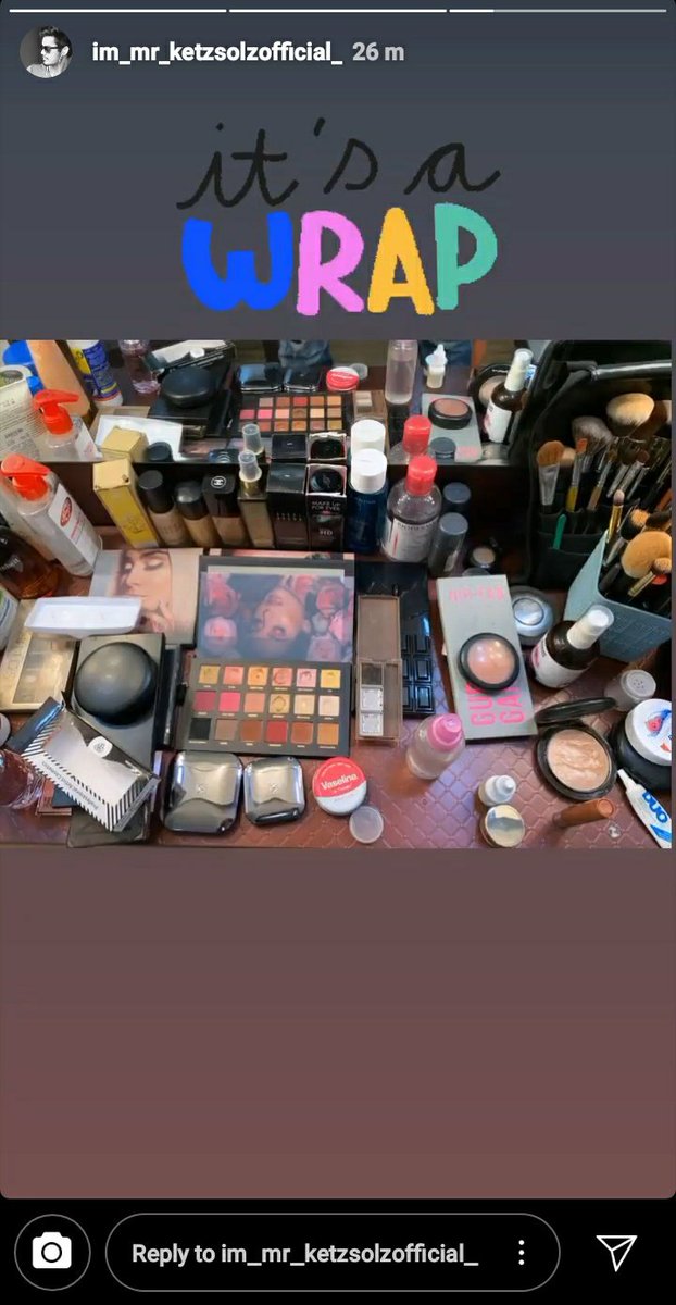 ElkaDutta's tweet photo. And it's a wrap for our hardworking girl #DipikaKakar after a long 12 hrs Shoot !!
But most probably it's not a #KahaanHumKahaanTum shoot ! Bcz Its neither her regular make up room nor Goregaon Film City !!.... 🤔
@ms_dipika https://t.co/T9efo0zj35