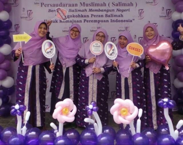 Griyajawi's tweet photo. Foto Seragam Batik Salimah Hasil Lomba https://t.co/GErjrTjruM https://t.co/C73nDL1icq