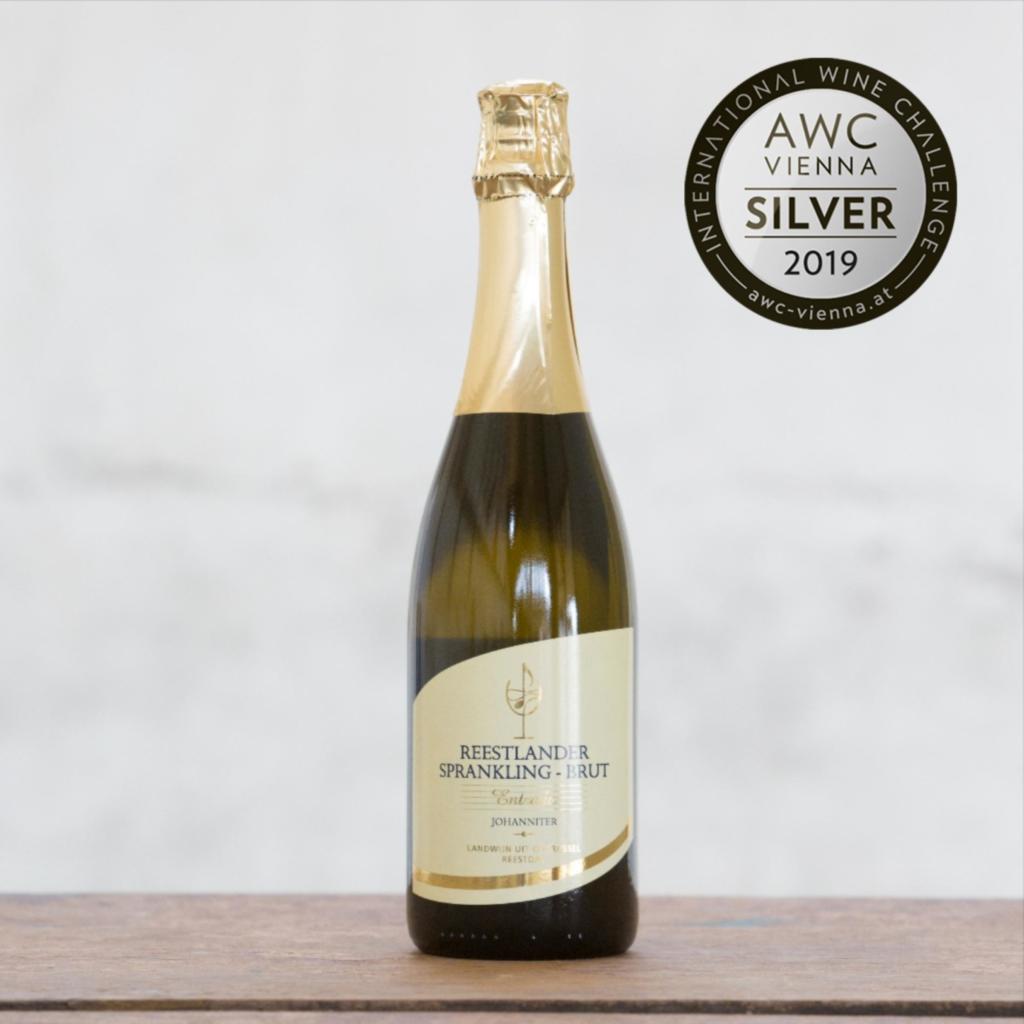 Ga 🍾 het jaar uit met de Reestlander Sprankling-Brut Entrada. Bestel voor zondag 29 december 2019 23:59 uur, en ontvang jouw wijnbestelling 31 december in huis 🚛. Ook zijn wij maandag 30 december 2019 van 13:00 - 17:00 uur geopend om het af te halen. reestlandhoeve.nl/shop/#shop_wij…
