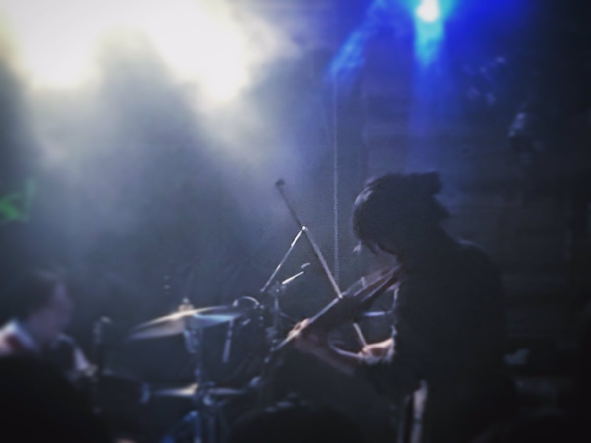 ayucafe's tweet photo. 高円寺club rootsさんで
picture room。
このバンドほんとにいい。
ギター
バイオリン
ベース
ドラム。
なるほど、たしかにバッハっぽい。
大きな教会に
ツインリバーブのアンプ持ち込んで
大きな音で聴いたら
気持ちいいだろうな。
#pictureroom https://t.co/PjT55CC1wE