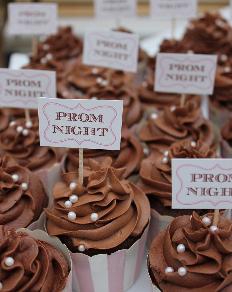 #BTUAU

   หลังพ้นหนึ่งทุ่มครึ่ง, ของคาวหวานและเครื่องดื่มเริ่มทยอยออกมาเสิร์ฟมากขึ้น คงถูกอกถูกใจคนที่มางานนี้ไม่น้อย

มีแทบทุกแบบที่ทางมหาวิทยาลัยจะสรรหามาให้ผู้ร่วมงานได้ แบบตัก, แบบคำ, แบบจาน หรือแบบนั่งเฉยๆ รอคนมาเสิร์ฟถึงที่ —