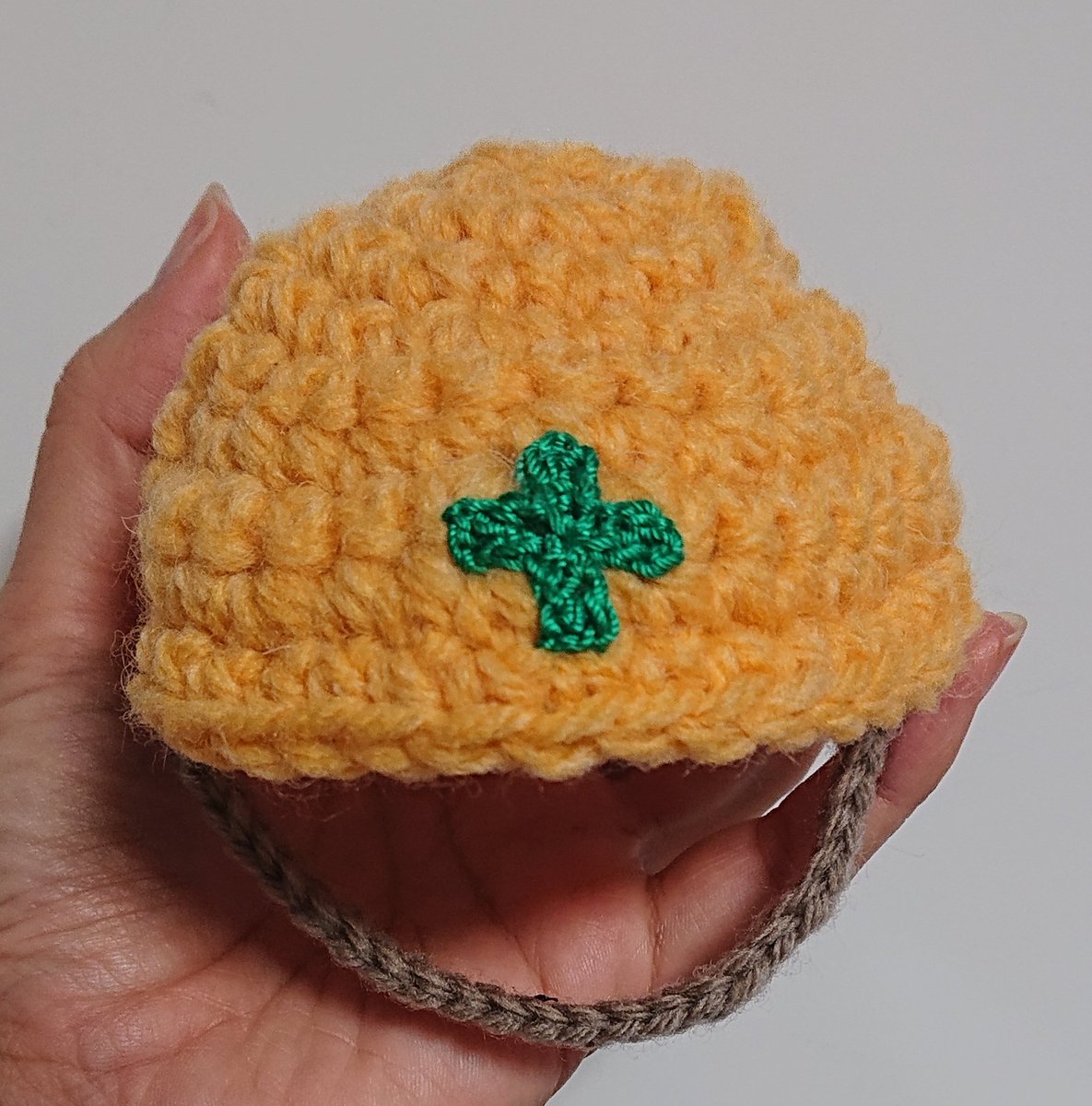 現場猫帽子編みました。 ハチワレじゃないけど、うちの子たちに被って