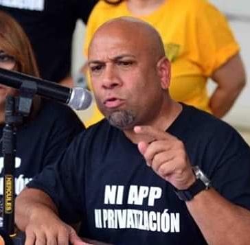 MUERE VÍCTIMA INOCENTE EN TIROTEO. 
El presidente de la Unión de Empleados de la Corporación del Fondo del Seguro del Estado, Francisco Reyes, murió luego de quedar en medio de un tiroteo  entre carro y carro ayer en Carolina. Su esposa y uno de sus hijos resultaron ilesos. 😔