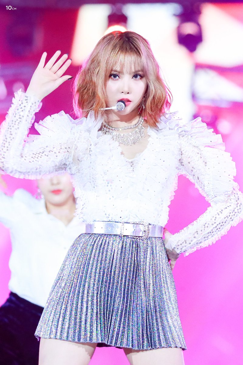 KSJJEB's tweet photo. 191227 가요대축제 🐰
만화에서만 존재하는 아름다움.
#여자친구 #은하
#GFRIEND #EUNHA https://t.co/OFBOnChB6N