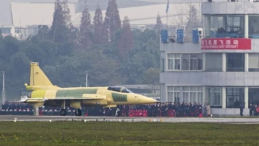 ruman_afzal's tweet photo. JF17 Block 3 Prototype...!
For All Those Who Were Expecting Any Design Change ...
Note :- Fuel Tanks, Refuelling Prob, and other things will be attached to it with time its a prototype & is going through Initial Flights
#Arrow1 https://t.co/9OB3fZsrd7