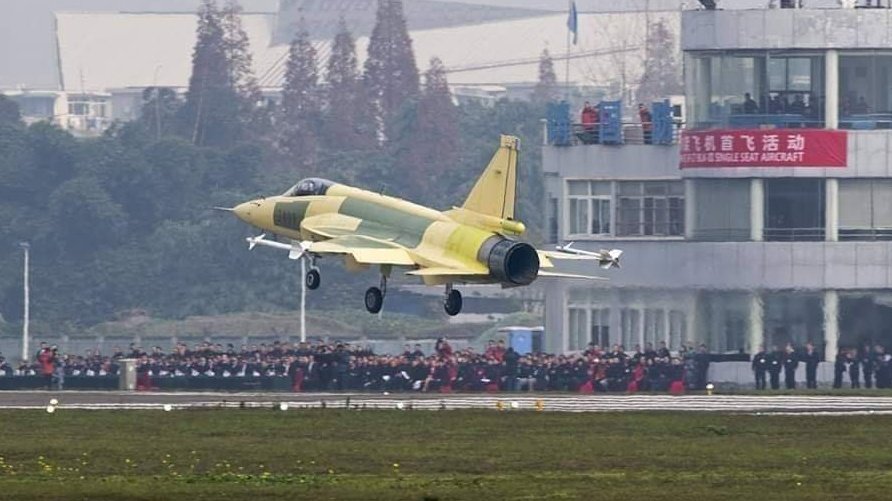 ruman_afzal's tweet photo. JF17 Block 3 Prototype...!
For All Those Who Were Expecting Any Design Change ...
Note :- Fuel Tanks, Refuelling Prob, and other things will be attached to it with time its a prototype & is going through Initial Flights
#Arrow1 https://t.co/9OB3fZsrd7