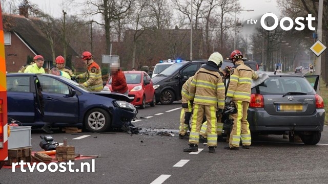 Twee gewonden bij aanrijding op kruising in Nieuwleusen  . #rtvoost.