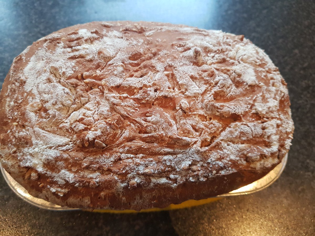vroswa's tweet image. Homemade sunflower bread
#seedbread
#bread
#Nutbread
#selfmadebread
#healthybread
#Brownbread
#aroma
#lovecooking
#lovebaking
#loveforfood
#crusty
#loafofbread