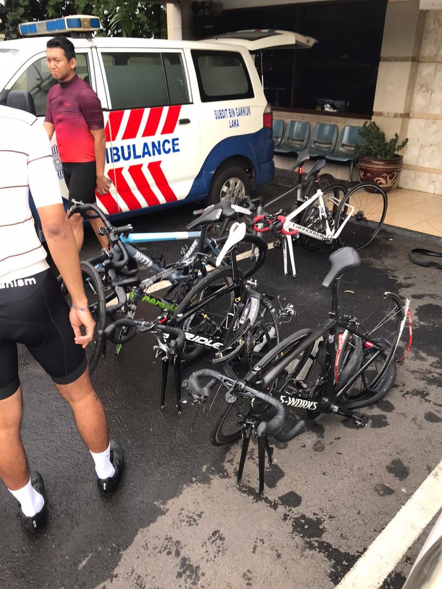 Avanza yang tadi pagi ternyata nabrakin Cannondale, Ridley, Cervelo... Avanzanya dibenerin dan dijual aja masih gak nutup setengah dari harga sepeda-sepeda yang ditabrak :')