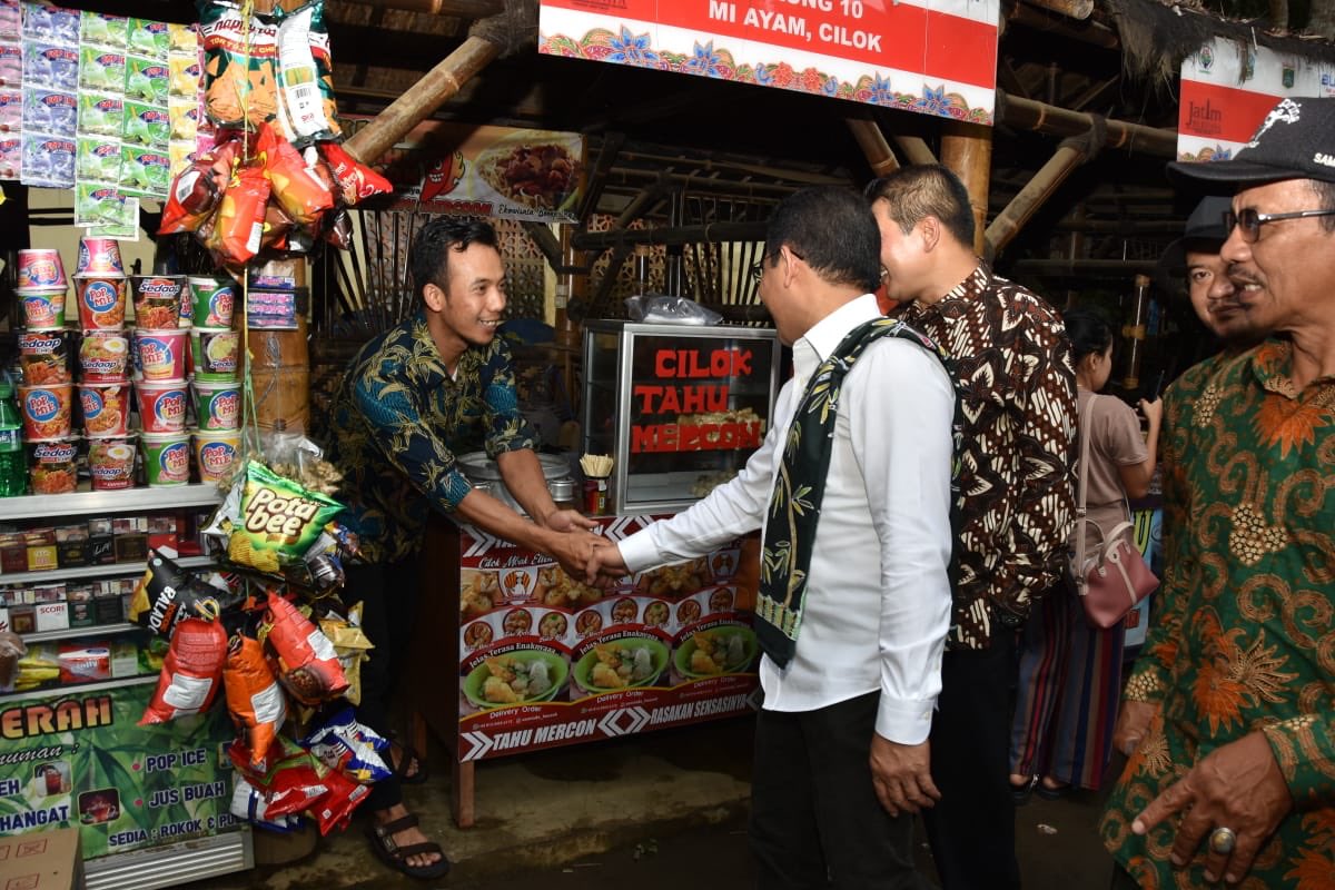 Setelah mengunjungi Rest Area Bululawang saya bersama rombongan brkunjung ke Wisata Boonpring Desa Sanankerto, Kec. Turen, Kab. Malang
Tempat yg nyaman, sejuk, nan indah. Cocok buat menghabiskn waktu liburan bareng keluarga
Oia, tempat ini dibangun dari pemanfaatan dana desa loh!