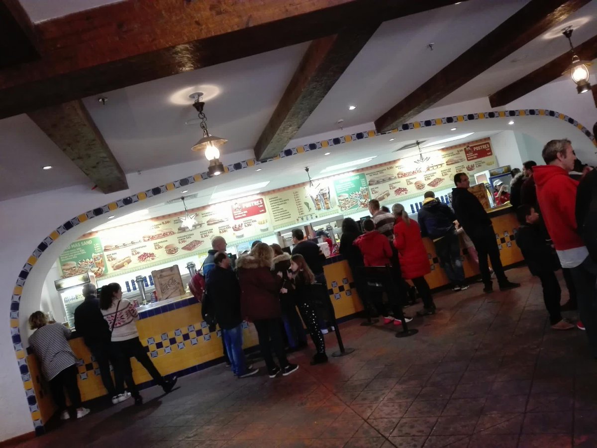 PW02Oficial's tweet photo. 🎬 La cantina, buen sitio para comer hoy en @ParqueWarner ya que apenas hay gente. 🤠 https://t.co/5Yndlwesi3