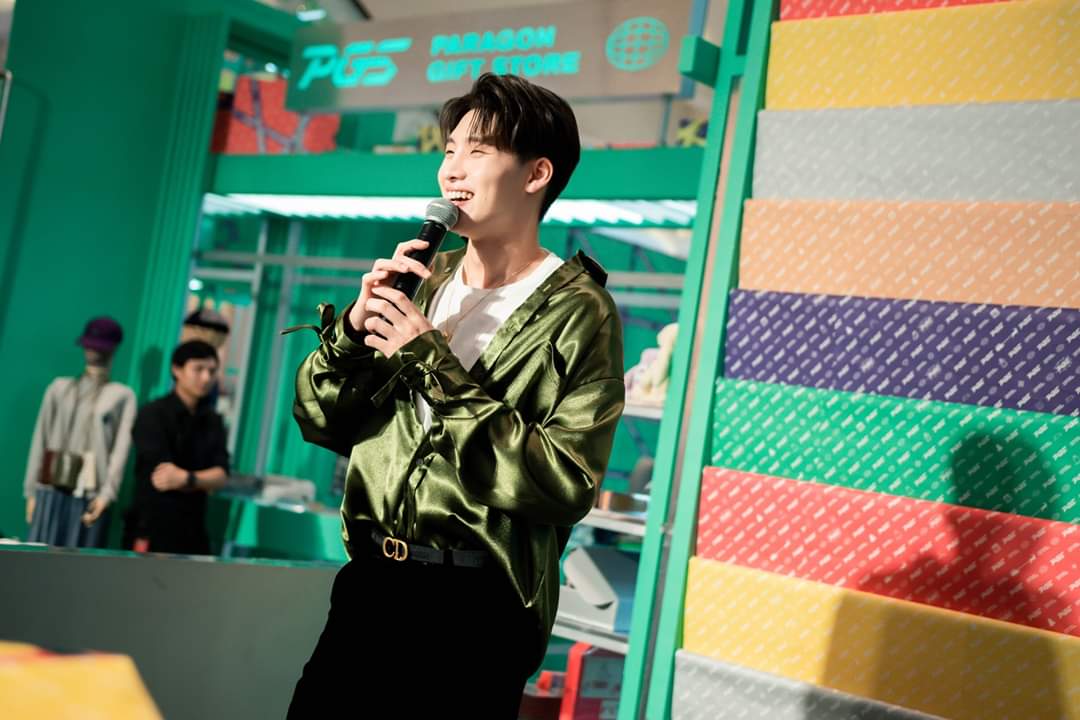 LBCNewss's tweet photo. 📸 ภาพบรรยากาศกิจกรรมสุดพิเศษจาก
'มีน พิรวิชญ์' #m34nismind
พร้อมส่งต่อความสุขแบบใกล้ชิด
ด้วยการร้องเพลงและบริการถ่ายภาพ GIF[T] SERVICE
หรือ บริการเปลี่ยนคำอวยพรเป็นภาพเคลื่อนไหวที่ออกแบบได้สไตล์คุณ
Cr : paragondepartmentstore
#ParagonGiftStore
#HappinessDelivery #m34nismindxPGS https://t.co/80cqIeBwvs