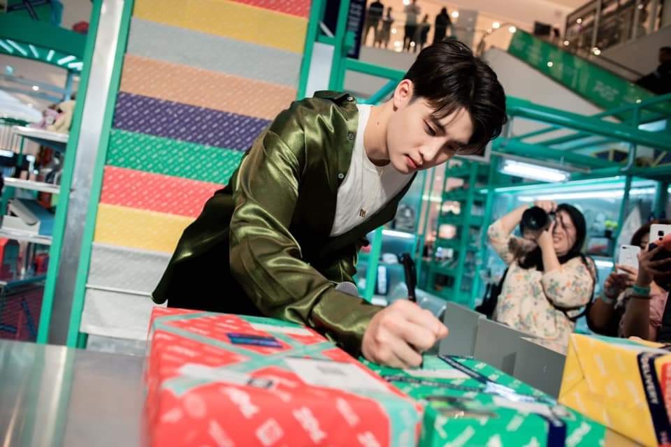 LBCNewss's tweet photo. 📸 ภาพบรรยากาศกิจกรรมสุดพิเศษจาก
'มีน พิรวิชญ์' #m34nismind
พร้อมส่งต่อความสุขแบบใกล้ชิด
ด้วยการร้องเพลงและบริการถ่ายภาพ GIF[T] SERVICE
หรือ บริการเปลี่ยนคำอวยพรเป็นภาพเคลื่อนไหวที่ออกแบบได้สไตล์คุณ
Cr : paragondepartmentstore
#ParagonGiftStore
#HappinessDelivery #m34nismindxPGS https://t.co/80cqIeBwvs