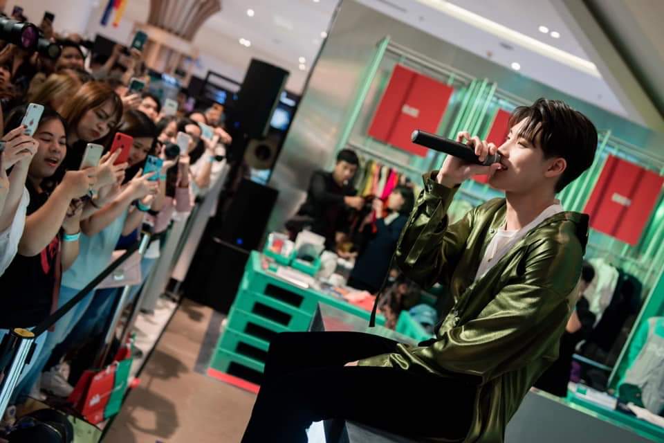 LBCNewss's tweet photo. #ParagonGiftStore #PGS
#HappinessDelivery #m34nismindxPGS https://t.co/0lw3uIIuyg