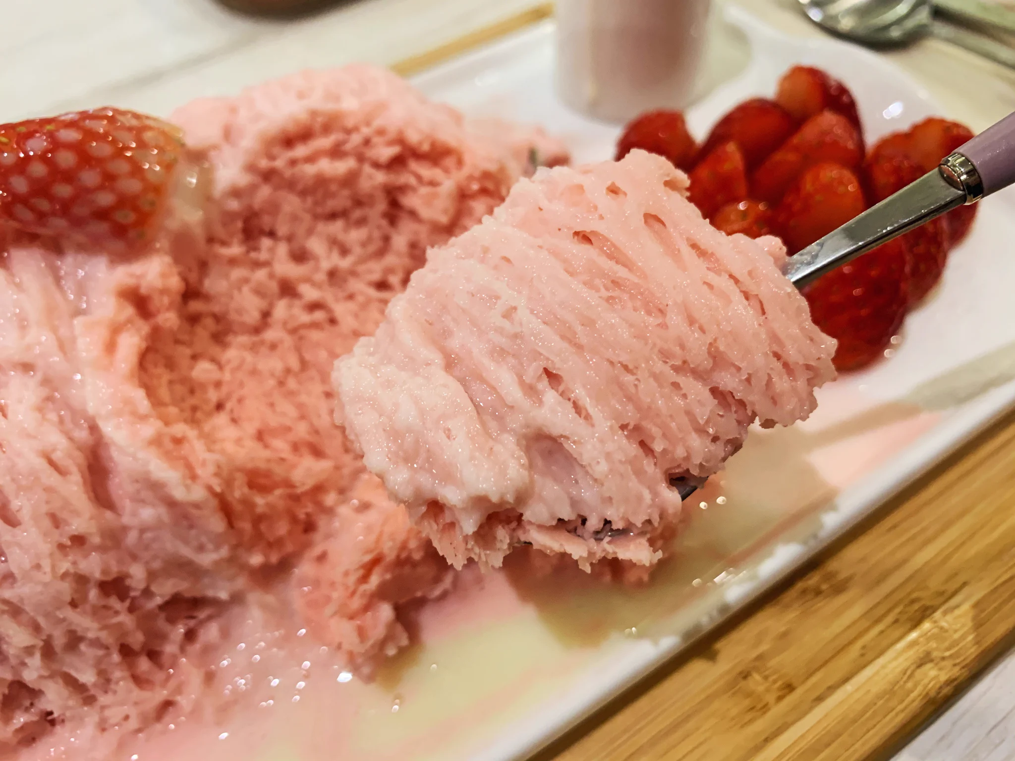 【Seoul Cafe】とろける「糸かき氷ストロベリー」糸巻状になった新感覚かき氷スイーツ!!!!!!