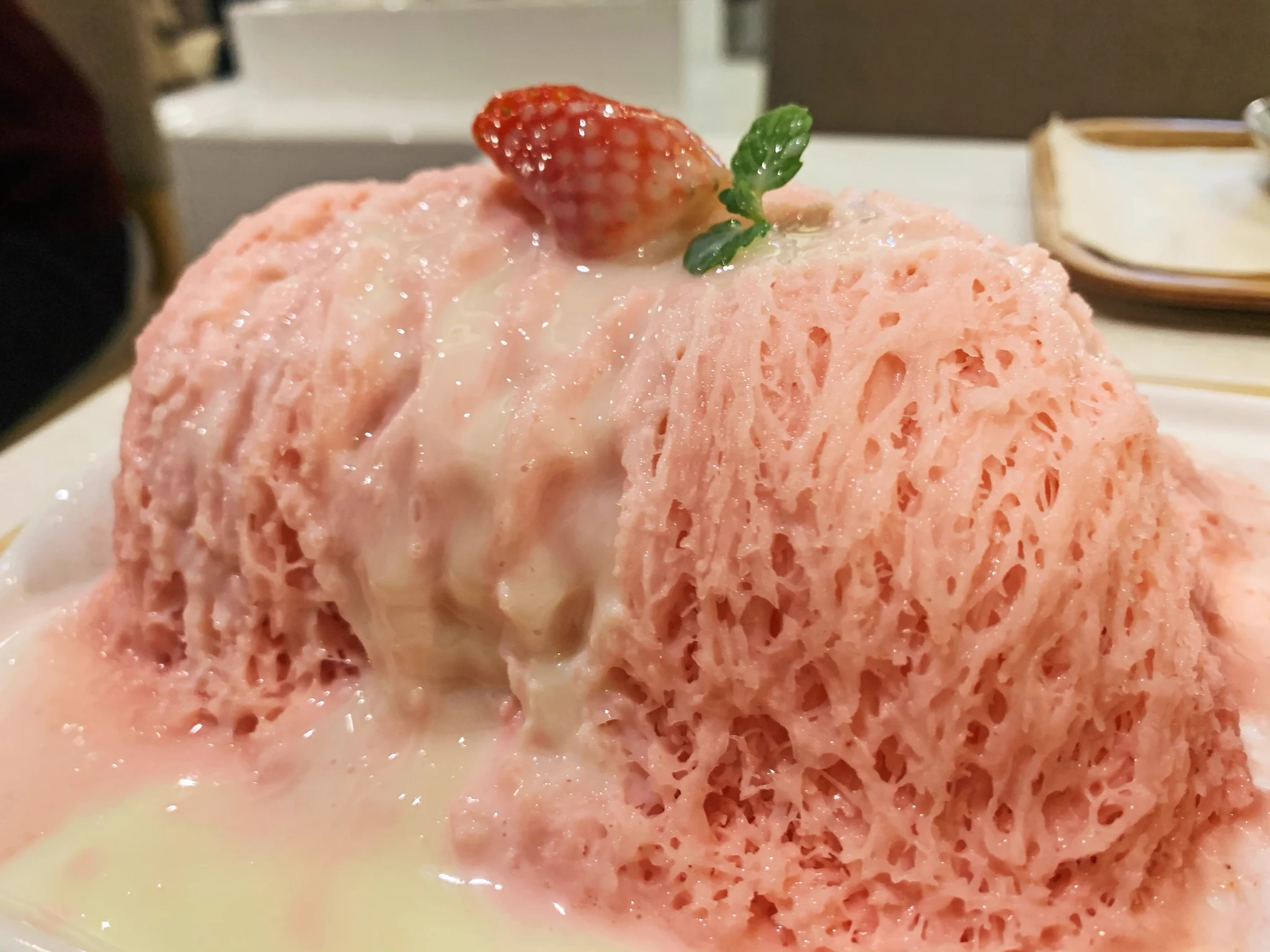【Seoul Cafe】とろける「糸かき氷ストロベリー」糸巻状になった新感覚かき氷スイーツ!!!!!!
