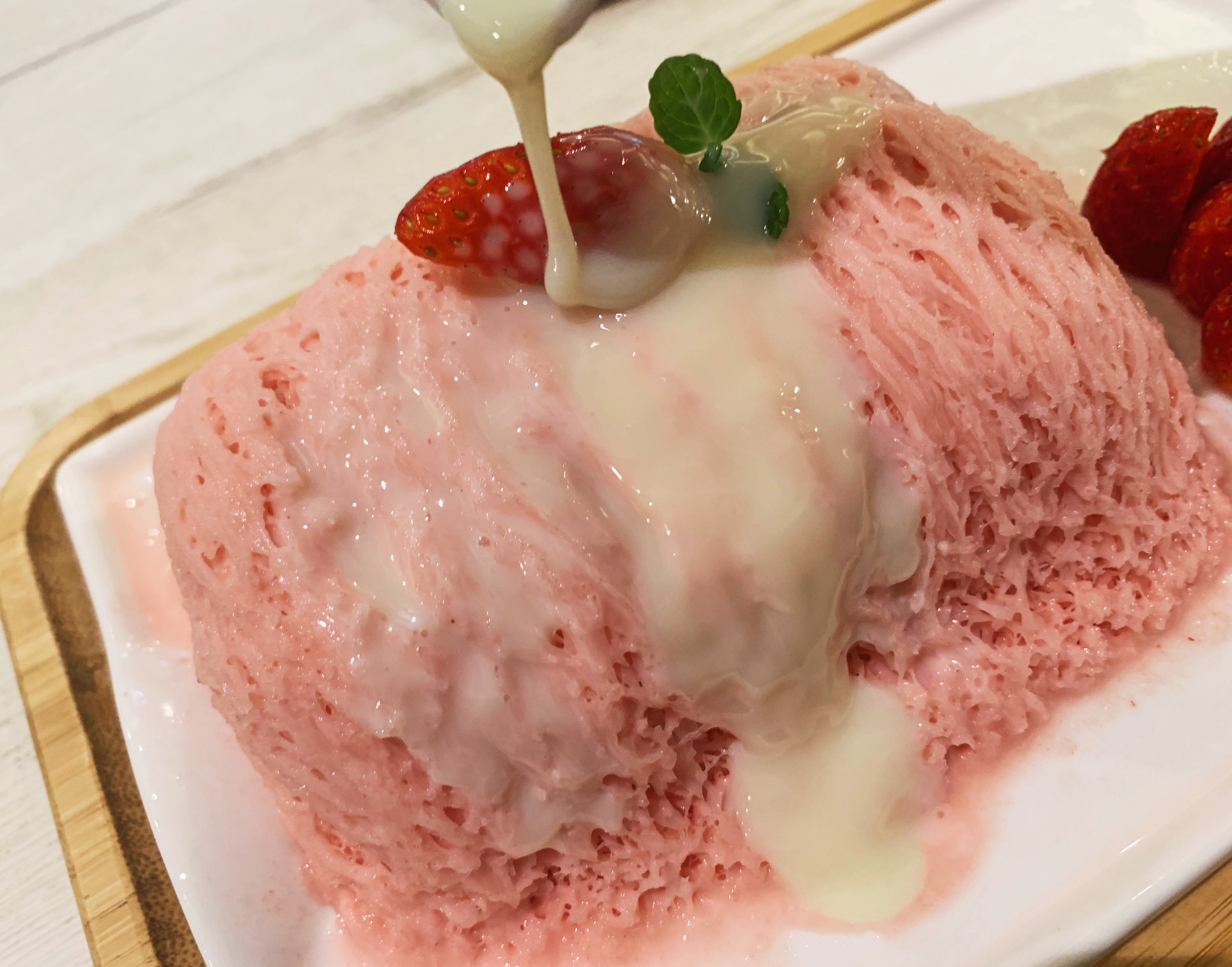 Seoul Cafe とろける 糸かき氷ストロベリー 糸巻状になった新感覚かき氷スイーツ 話題の画像プラス Seoul Cafe とろける 糸かき氷ストロベリー 糸巻状になった新感覚かき氷スイーツ 話題の画像プラス