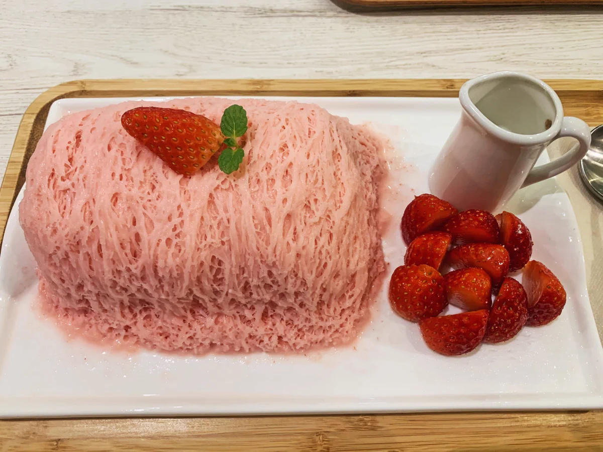 【Seoul Cafe】とろける「糸かき氷ストロベリー」糸巻状になった新感覚かき氷スイーツ!!!!!!