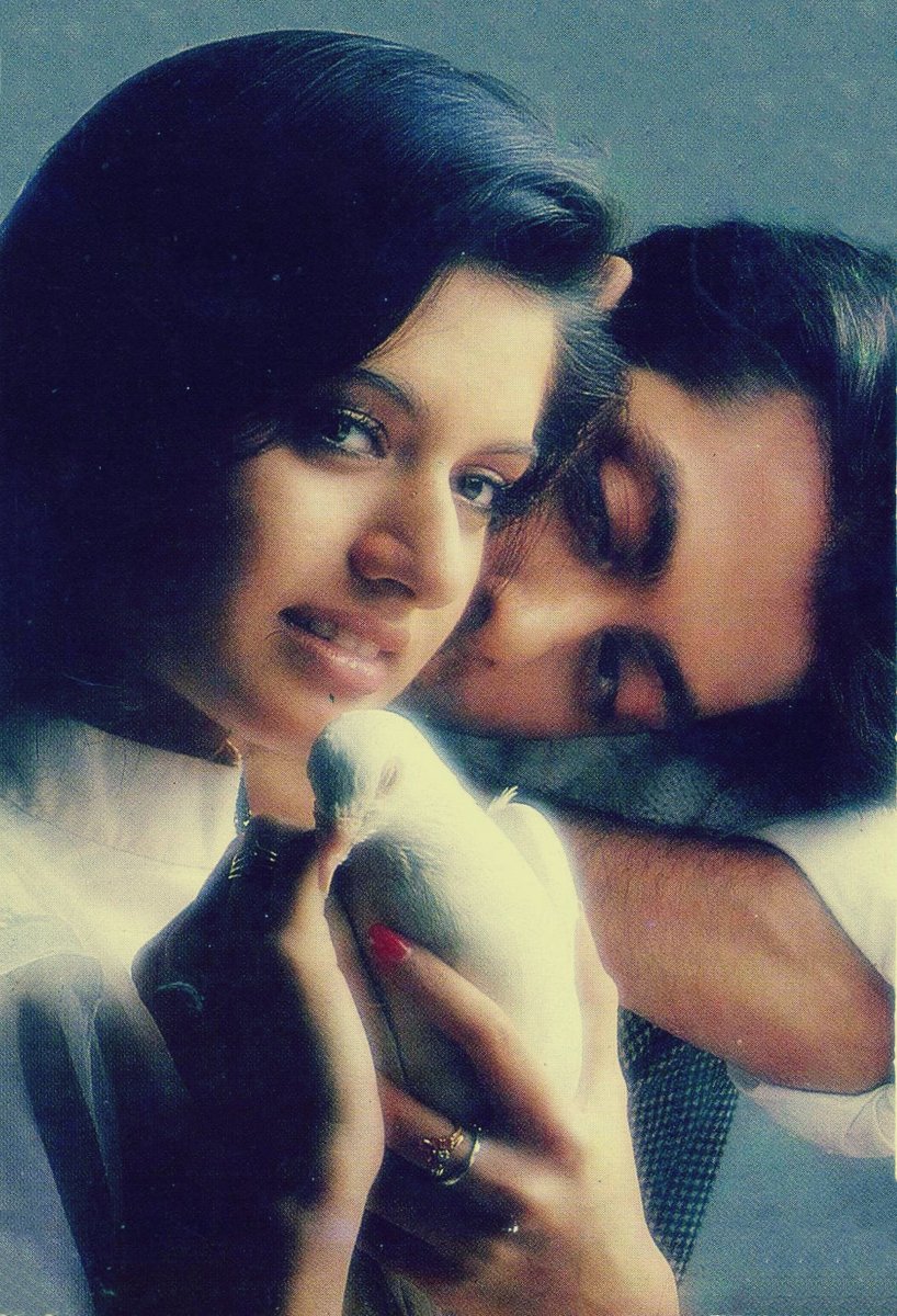 BombayBasanti's tweet photo. #30YearsOfMainePyarKiya

Aate Jate
Kabootar Ja Ja
Aaja Shaam Hone
Dil Deewana
Mere Rang Mein
Aaya Mausam
Kahe Toh Se Sajna

Blockbuster debut by director #SoorajBarjatya with #SalmanKhan @bhagyashree123 #MohnishBahl #ReemaLagoo  #LaxmikantBerde
#RaamLaxman #MainePyarKiya @rajshri https://t.co/gf7VwhsiK4