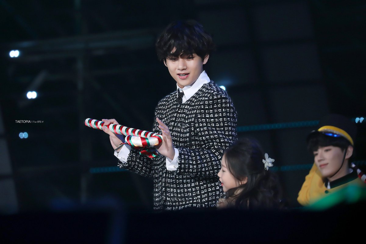 taetopia951230's tweet photo. 191225 SBS 가요대전 
 #뷔 #태형 #V #BTS #방탄소년단
@BTS_twt https://t.co/e482NywNSj