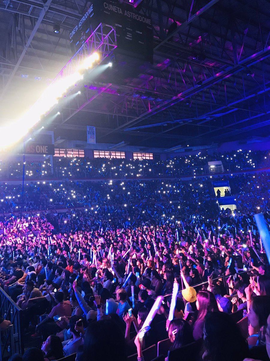 SB19WORLD's tweet photo. Blue Ocean 💙🌊

#SB19ConcertinManila
#PushAwardsATIN
@SB19Official https://t.co/24i26bPAz2