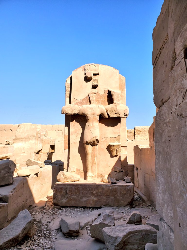 うちゃか こちらは神殿奥 カルナック神殿 にある 元は3体並んだエジプト像だったものが迫害から逃れて神殿 に隠れ住んでいたキリスト教徒によって十字架の形に破壊されたもの カルナック神殿側には多くのキリスト教壁画残骸が残っているものの その壁画下