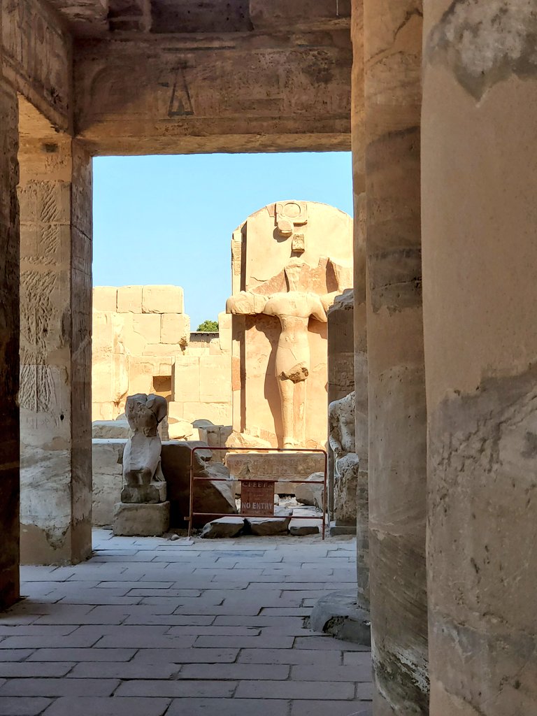 うちゃか こちらは神殿奥 カルナック神殿 にある 元は3体並んだエジプト像だったものが迫害から逃れて神殿 に隠れ住んでいたキリスト教徒によって十字架の形に破壊されたもの カルナック神殿側には多くのキリスト教壁画残骸が残っているものの その壁画下