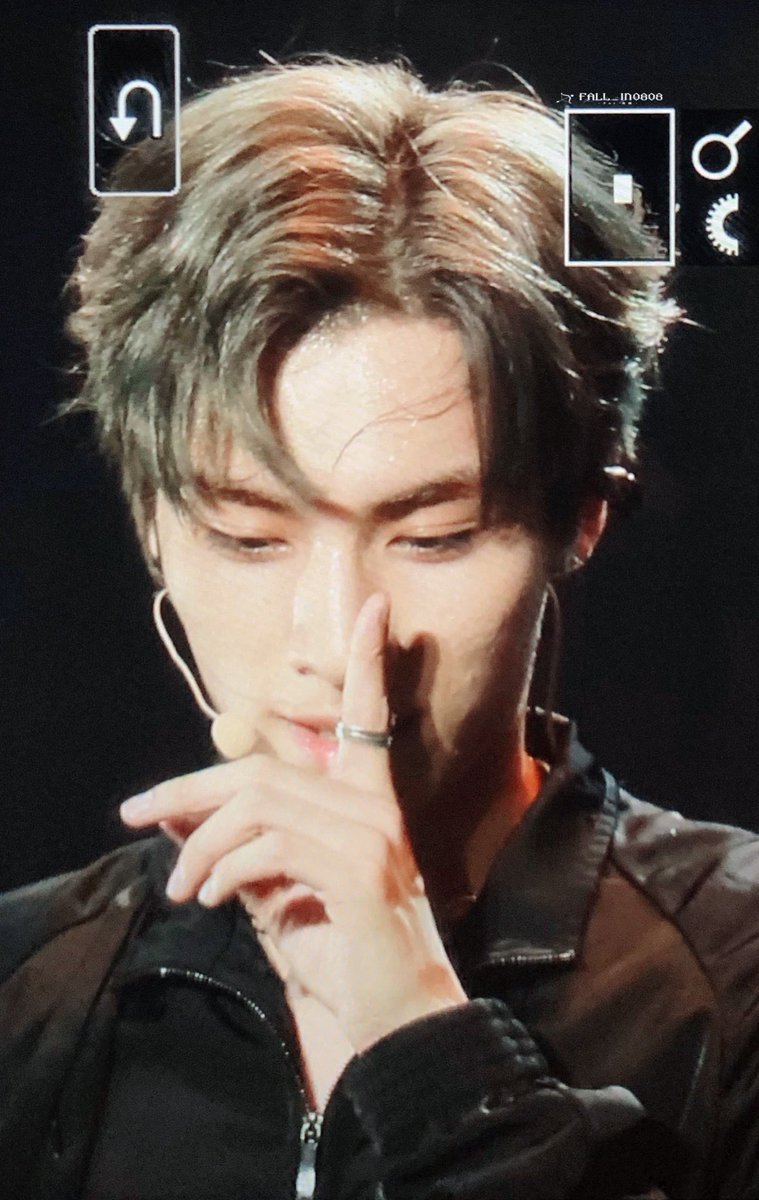 FallIn0808's tweet photo. 191228 深圳FM
💚💚💚
#샤오쥔 #WayV  #肖俊 #XIAOJUN  #WayV_XIAOJUN https://t.co/38eX84QvVT