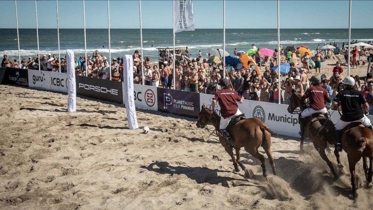 TvFev's tweet photo. El #Polo llega a la playa con el 25° Grand Slam Beach Polo
En su 25° edición, el certamen comenzará el viernes 3 de enero en Pinamar, continuará el domingo 5 en Cariló y finalizará el miércoles 8 en Valeria del Mar.
#Polotime @asocdepolo https://t.co/BYycjxknKx