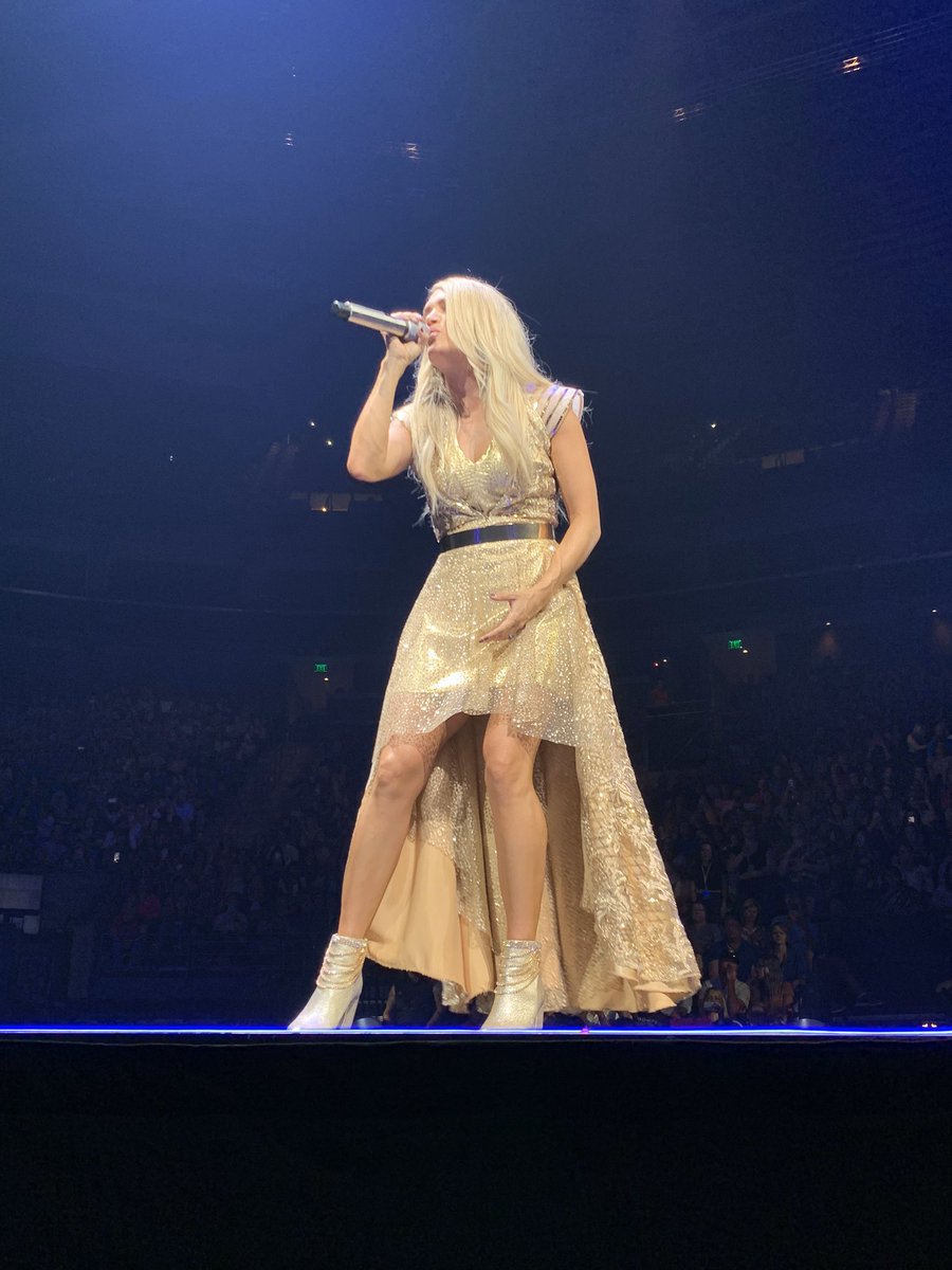 Jannelybean's tweet photo. By far one of my highlights of 2019! @carrieunderwood https://t.co/pw7k7PGz1v