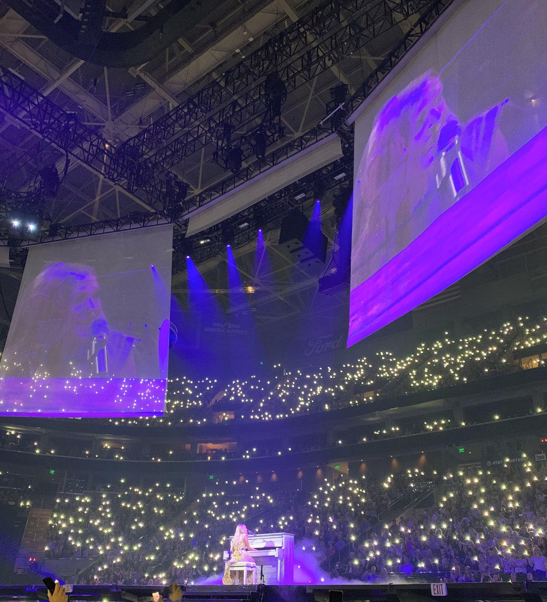 Jannelybean's tweet photo. By far one of my highlights of 2019! @carrieunderwood https://t.co/pw7k7PGz1v
