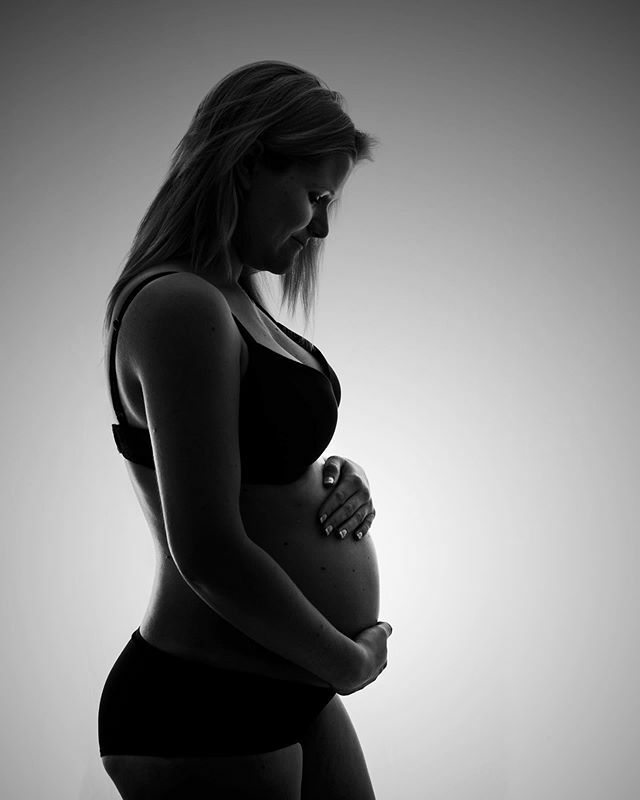 aleksou's tweet photo. Sans doute ma dernière publication de 2019 et de loin la plus importante 👶❤️🤰! A très vite en 2020 #38sa #christmasbelly #noiretblanc #grossesse #pregnancy #ifttt https://t.co/lrf56wquGk https://t.co/c11n7BaZrF
