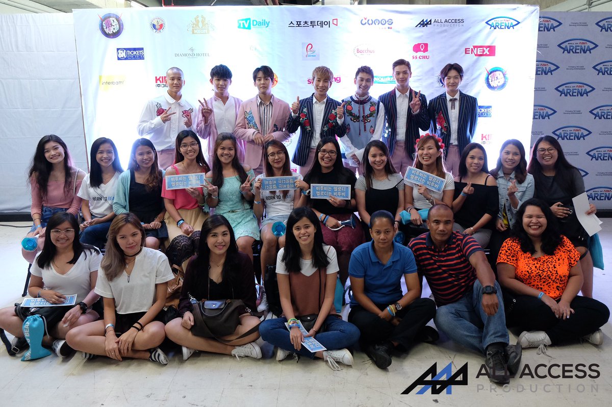 NESSWANDERS's tweet photo. CLASS PICTURE WITH BTOB 💙🥰
2017 - #SuperPopCon
2018 - #ParadiseInManila
2019 - #DearMelodyInManila
from Btob OT7 class picture to Btob Tingi class picture! 😅😂
but anyway it’s okay Tingi muna. Imma wait for 2020 kung sinong member ang next na kasama ko sa class picture! https://t.co/q9KxIAFix6