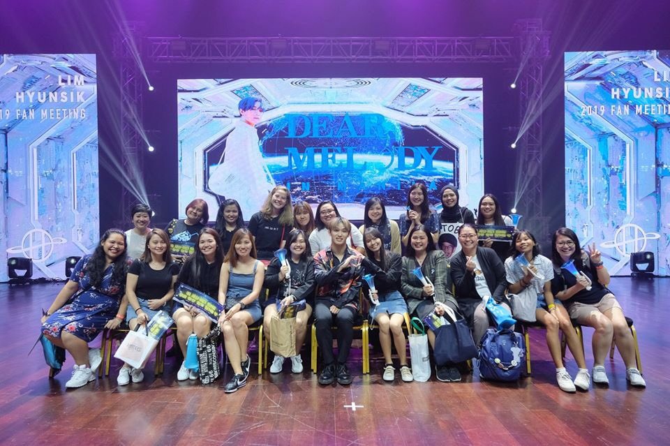 NESSWANDERS's tweet photo. CLASS PICTURE WITH BTOB 💙🥰
2017 - #SuperPopCon
2018 - #ParadiseInManila
2019 - #DearMelodyInManila
from Btob OT7 class picture to Btob Tingi class picture! 😅😂
but anyway it’s okay Tingi muna. Imma wait for 2020 kung sinong member ang next na kasama ko sa class picture! https://t.co/q9KxIAFix6