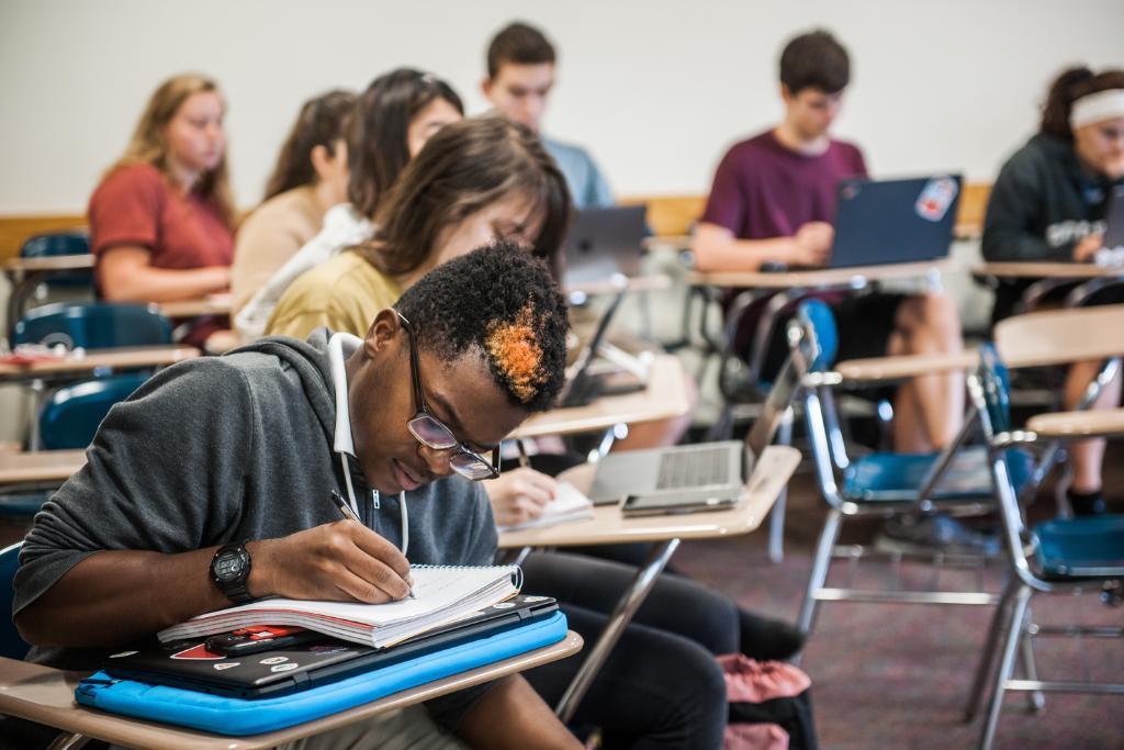 ApplyToBU's tweet photo. #WhyBU? Research is the cornerstone of BU. Times Higher Education even named BU an “International Powerhouse” thanks to our commitment to research. Connecting students with faculty research projects in several areas of study is a priority at BU. Apply now: https://t.co/PHBpaDrFJV https://t.co/3GIUycm8Ga