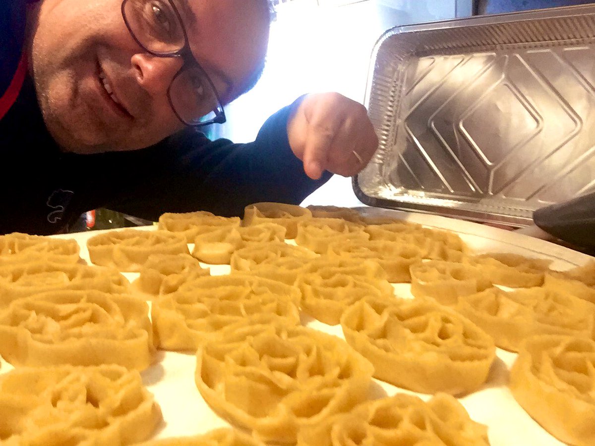 Taralli pugliesi ricoperti di glassa “Gilepp” dolcipassioni.net/ricetta/tarall….... dopo l’esperienza delle “carteddate” passiamo a qualcosa di più difficile!!