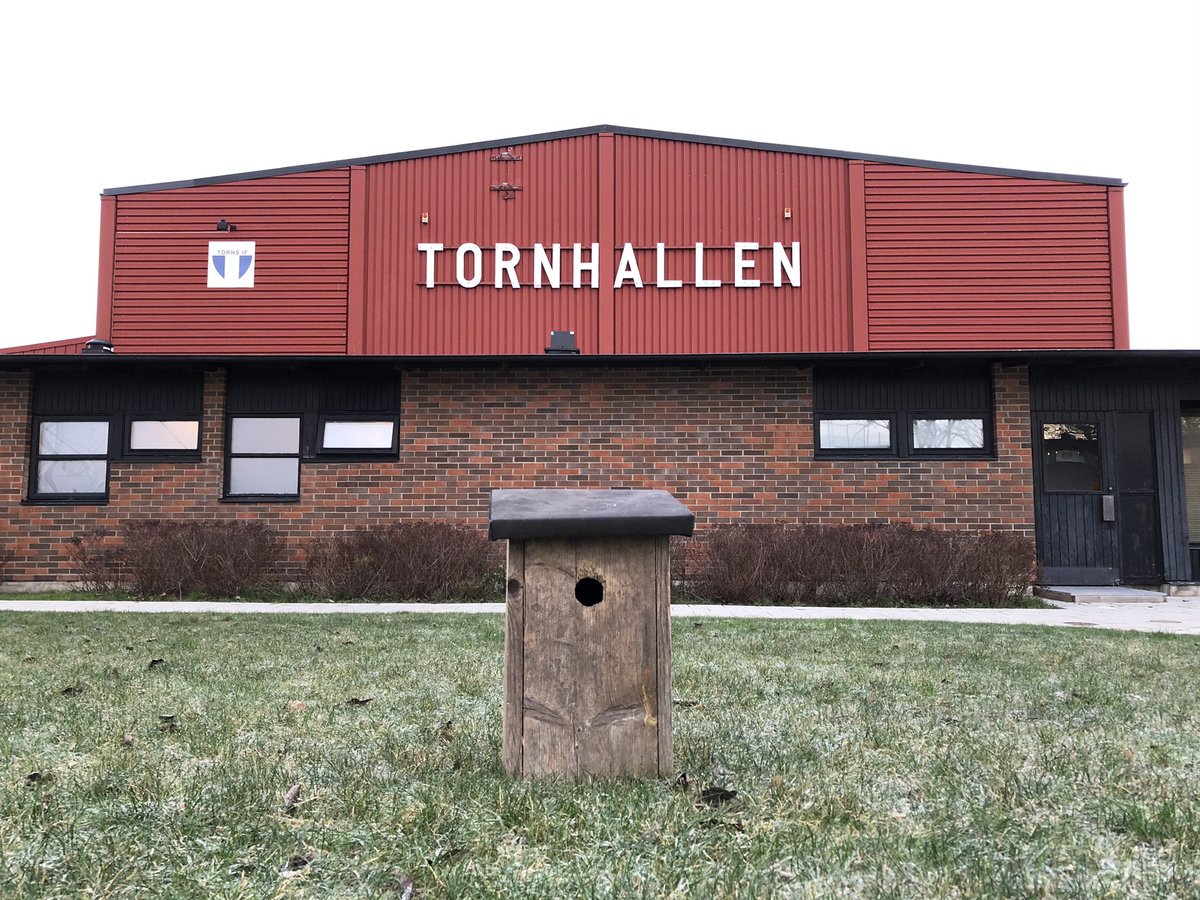 TornsIF1965's tweet photo. Som bekant har Torns IF uppfört ett monument på arenan för att hylla klubbens störste profil, Mats ”Holken” Holgersson. Är det månne det som inspirerat de senaste justeringarna av statyn inne i Malmö? https://t.co/KaffWCKXcY