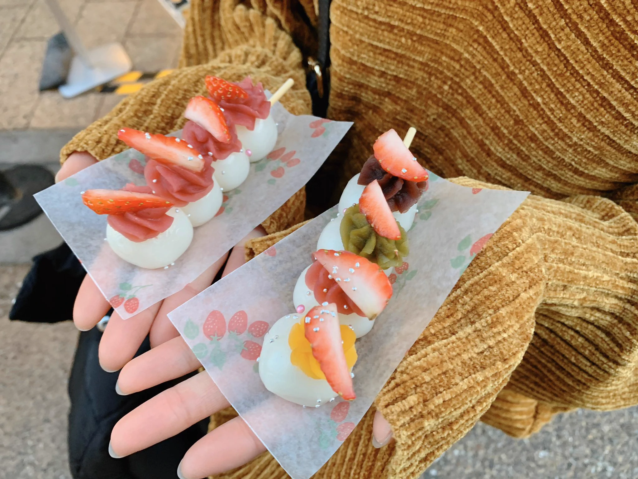 【浅草そらつき】フルーツのカットがトッピング/可愛くてきれいでこんなお団子見たことない!!!!!!