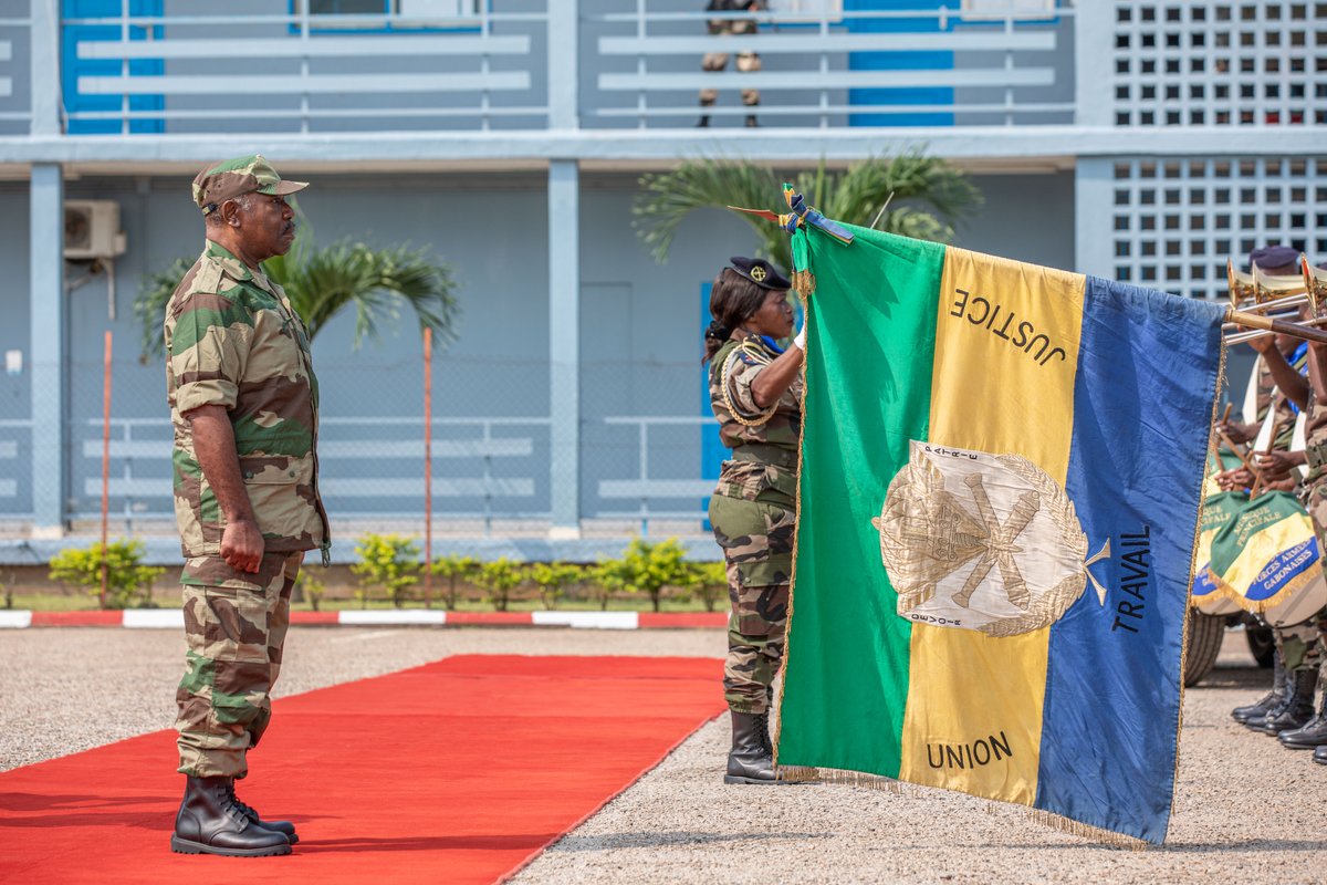 Chef Suprême des Forces de Défense et de Sécurité, j'ai souhaité une heureuse année 2020 à la grande famille militaire. Socle de la paix, de la stabilité et de la cohésion du #Gabon, son professionnalisme et son loyalisme sont admirés partout en Afrique. Elle fait notre fierté.