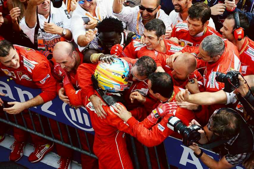 AtopeF1's tweet photo. ⚠️⚠️ ¡¡¡BOMBAZO!!! 💣💣💣⚠️⚠️

¡¡¡Ferrari anuncia a Fernando Alonso como piloto oficial para la temporada 2021!!! El piloto asturiano será compañero del piloto monegasco Charles Leclerc en la Scuderia Ferrari.
En 2021 volveremos a ver a @alo_oficial de vuelta en la Fórmula 1. https://t.co/CREhk1Al4i