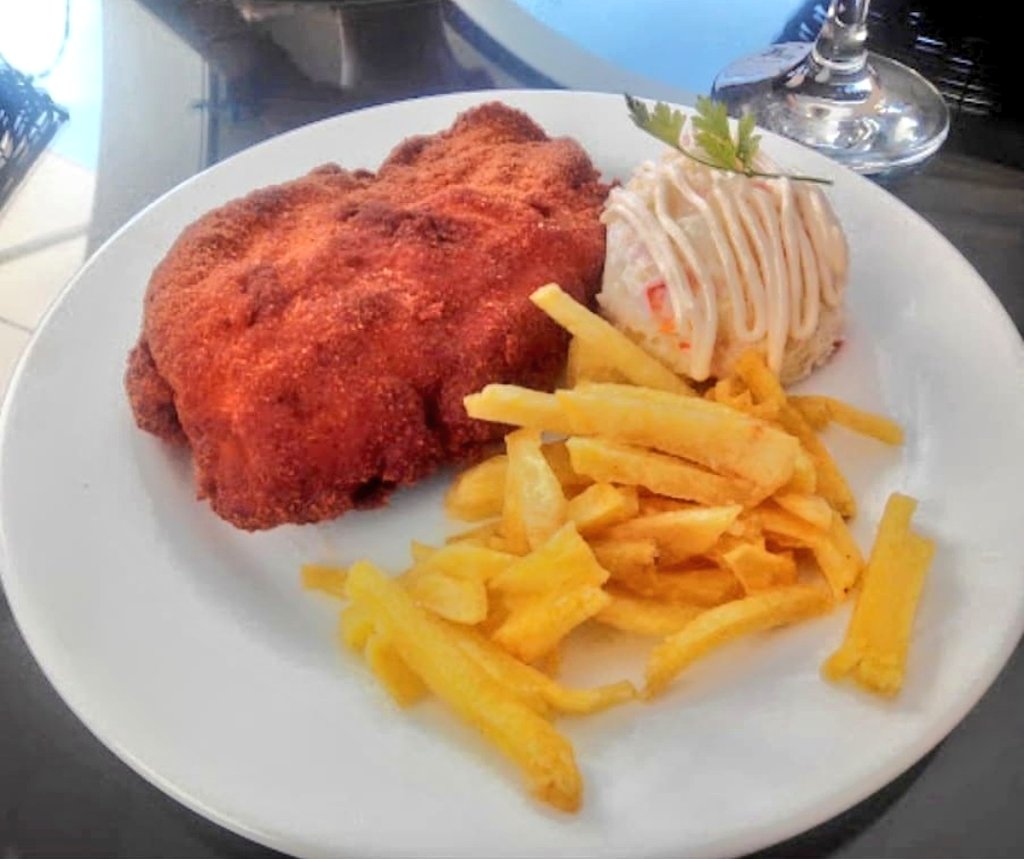 El antes y el después de este suculento plato 😍😋 #SanJacobo casero con jamón ibérico de bellota. 🍴🍷 #restaurante #bodega #delTintoalOdiel #Aracena #Huelva #Gastronomía #Turismo #Vinoteca #Gastrotur #SierraDeAracena #Andalucía #DescubreHuelva #QueSeaDeHuelva