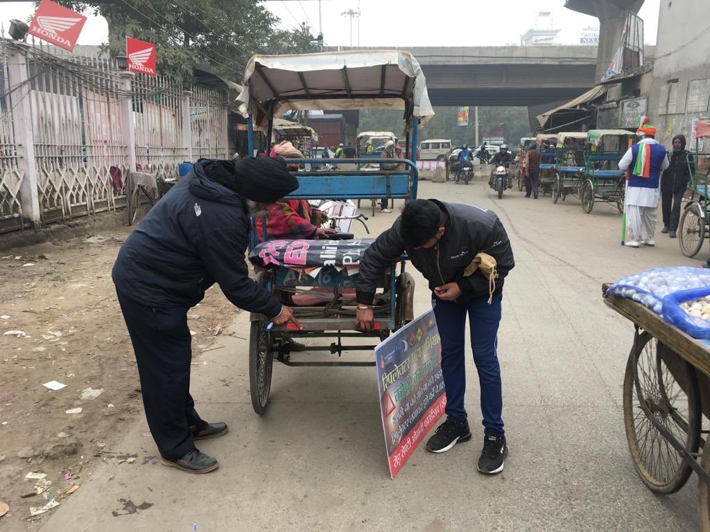 lokender_IPS's tweet photo. Great dedication shown by #faridabad traffic police and #RoadSafety omni foundation in carrying out "reflector tape" drive in this intense cold against #fog !!
@FTPfbd @IGtraffic_hry @police_haryana https://t.co/ZCaW7Fl2NU