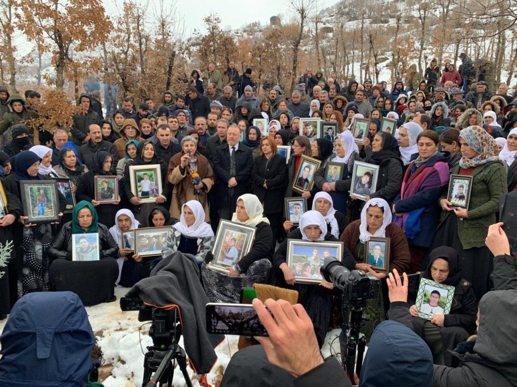 OyaErsoy's tweet image. Vurulmuşum 
Düşüm, gecelerden kara 
Bir hayra yoranım çıkmaz 
Canım alırlar ecelsiz 
Sığdıramam kitaplara 
Şifre buyurmuş bir paşa 
Vurulmuşum hiç sorgusuz, yargısız ...
#Roboski8YilOldu 
Halkın öfkesi hala sıcak, acı çok gerçek, talep net ; #RoboskiİcinAdalet