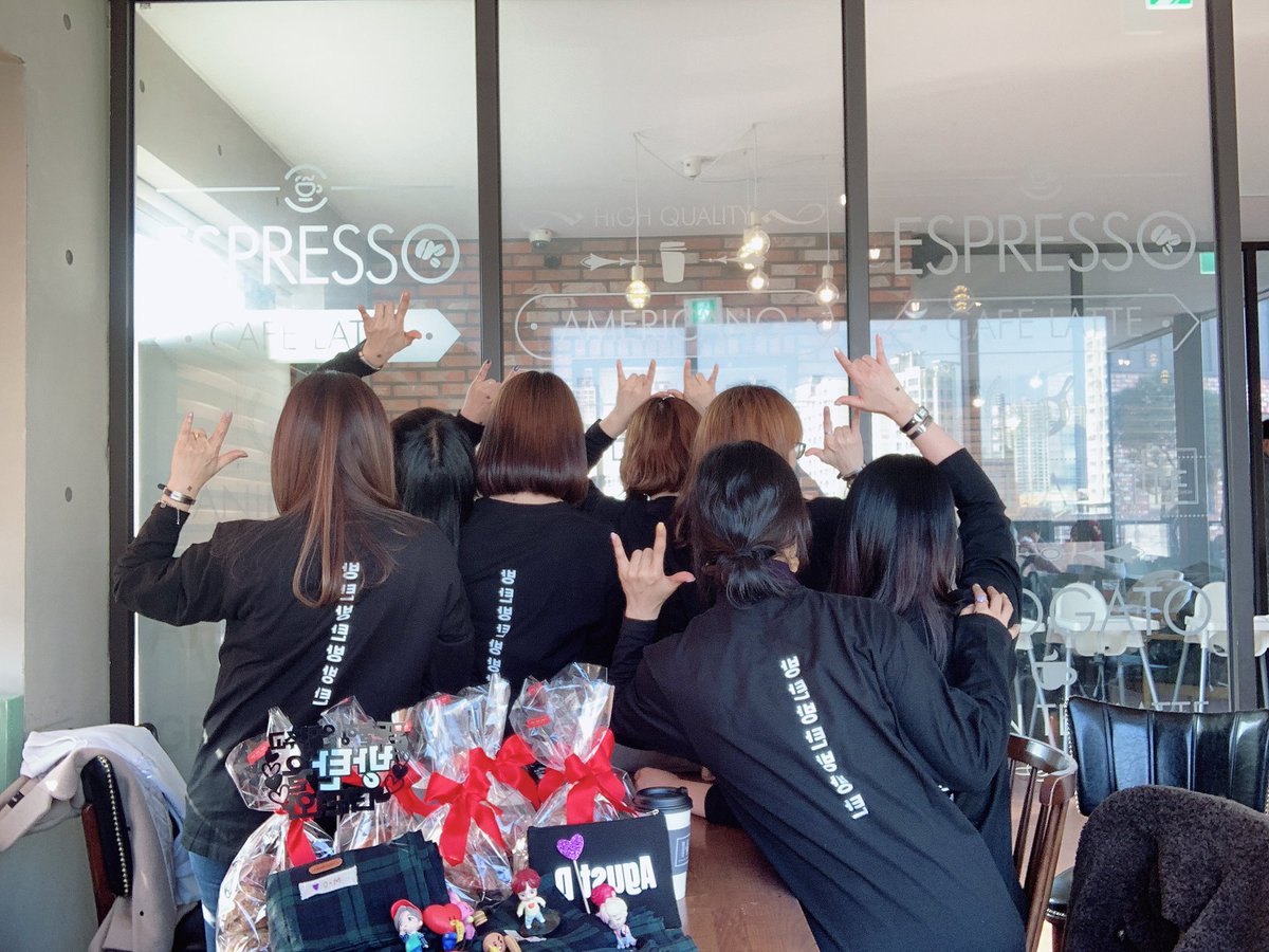 dpflsaka0112's tweet photo. 🙆♀️🐰🧸🎁❄️🐥
🤳 찍느라,커피는 다식고..케이크는 다녹고..땀흘려가면 🤣웃음이 끊이질 아나요😂😄
이쁜 내 사람들과 너무행복햇어요😭
@LOVERYJIMIN
@everydayv1230
@dpflsaka0112
@lovely9515
@1Vlovesme
@chimmylike
@JoanneDdoo2
#ArtfulVante
#AlwaysWithBTS 💜
#GCFinHelinski
@BTS_twt https://t.co/WO7rrHYGci